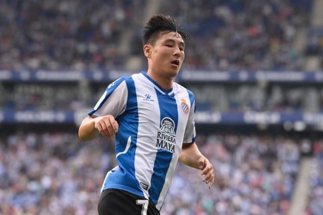 武磊险再破巴萨球门 创造绝佳得分机会被队友浪费